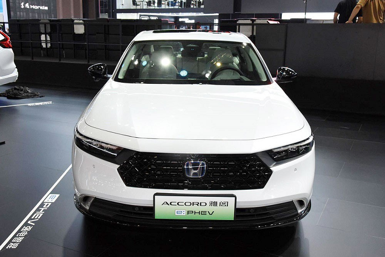 Tại thị trường Trung Quốc, Accord e:PHEV có những trang bị ngoại thất đáng chú ý như lưới tản nhiệt hình lục giác với các mắt lưới kim cương sơn màu đen bóng, logo Honda màu xanh dương, đèn pha LED tích hợp dải đèn LED định vị ban ngày, nóc dốc mượt mà về phía sau, vành hợp kim 18 inch phối 2 màu thể thao, đèn hậu LED nằm vắt ngang đuôi xe và cánh gió đuôi nhỏ tích hợp vào cửa cốp.
