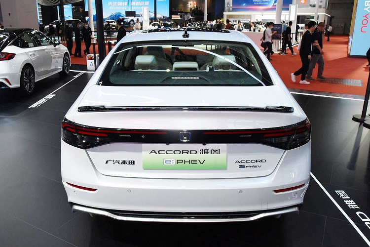 Kích thước của Honda Accord e:PHEV 2023 cũng không có gì thay đổi so với phiên bản máy xăng và e:HEV. Mẫu sedan hạng trung này sở hữu chiều dài 4.980 mm, chiều rộng 1.862 mm, chiều cao 1.449 mm và chiều dài cơ sở 2.830 mm.