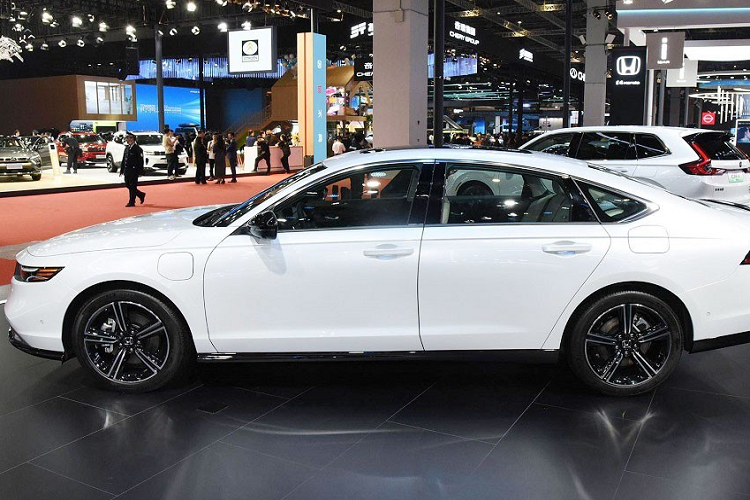 Honda Accord e:PHEV 2023 mới tại Trung Quốc không giống những thị trường khác, mẫu sedan hạng trung này chỉ có phiên bản máy xăng và hybrid (e:HEV) thông thường. Là sản phẩm của liên doanh GAC Honda tại thị trường Trung Quốc, Honda Accord e:PHEV 2023 sở hữu ngoại hình không khác biệt so với phiên bản máy xăng và e:HEV. Thay vào đó, xe chỉ có thêm cổng sạc điện nằm ở chắn bùn trước bên trái.