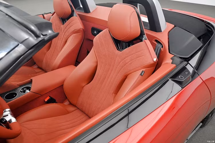 Phiên bản mạnh nhất có thêm mô-tơ điện trên cầu trước với công suất tối đa 150 kW (201 mã lực). Công suất tổng cộng của phiên bản dẫn động 4 bánh AWD là 536 mã lực và mô-men xoắn cực đại 725 Nm. Sức mạnh này đủ để mẫu xe thể thao Trung Quốc tăng tốc từ 0-100 km/h trong thời gian chỉ 3,2 giây.