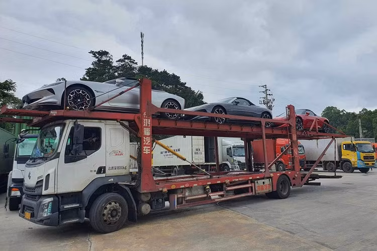 Mới đây, trên mạng xã hội đã lan truyền hình ảnh những chiếc xe thể thao MG Cyberster tại Việt Nam. Những hình ảnh này được chụp tại địa bàn tỉnh Lạng Sơn và cho thấy 3 chiếc MG Cyberster được chở bằng xe lồng. Hiện chưa rõ lý do vì sao những chiếc MG Cyberster này lại xuất hiện tại Việt Nam. 