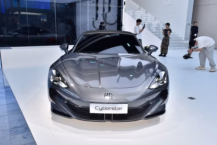 Bên trong MG Cyberster, không gian nội thất chỉ có 2 chỗ ngồi với ghế thể thao hình chữ "Y". Xe được trang bị nội thất bọc da, vô lăng vát đáy thể thao, tích hợp lẫy để chỉnh hệ thống phục hồi động năng, và bảng đồng hồ kỹ thuật số với thiết kế cong, kết hợp giữa 3 màn hình trên mặt táp-lô.