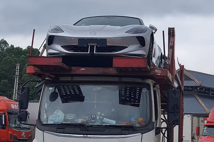 Như thông tin đã đưa, Cyberster là xe thể thao thuần điện của thương hiệu MG. Xe sở hữu kích thước dài x rộng x cao lần lượt là 4.535 x 1.913 x 1.329 mm cùng chiều dài cơ sở 2.690 mm. Với kích thước này, MG Cyberster được định vị trong phân khúc xe mui trần cỡ C, tương tự Mazda MX-5.