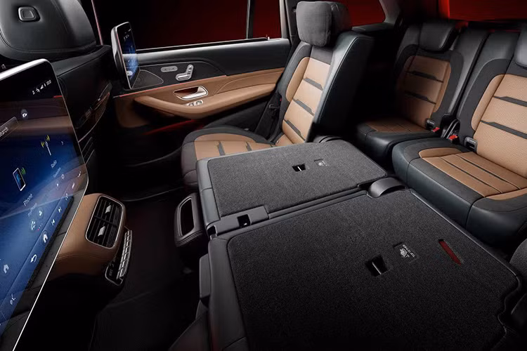 Mercedes-AMG cũng đã cập nhật phần mềm cho hệ thống ổn định thân xe và hệ thống treo khí nén để tăng sự khác biệt giữa các chế độ Dynamic thiên về hiệu năng và Comfort êm ái. Các tinh chỉnh cũng đã được thực hiện đối với ESP, vi sai khóa trục sau điều khiển điện tử và hệ thống dẫn động bốn bánh.