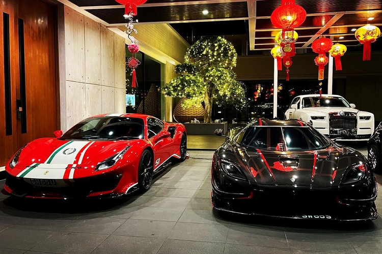 Đầu tiên, Larry Chen tìm đến tay chơi siêu xe Singapore là ông Darren Ong. Trong garage của người đàn ông này hiện có tới 5 chiếc Mitsubishi Evolutions đang trong tình trạng tốt, một chiếc Honda Civic FD2 Type R bản đua, một chiếc Toyota AE86, một chiếc Mazda RX-7 thế hệ FD, một chiếc Nismo GT-R R35, một chiếc Nissan Skyline R32, và một chiếc Honda NSX.