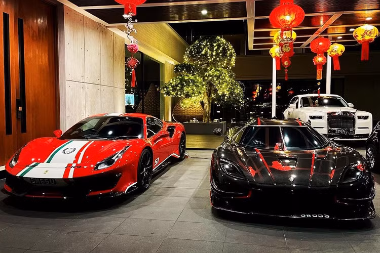 Đầu tiên, Larry Chen tìm đến tay chơi siêu xe Singapore là ông Darren Ong. Trong garage của người đàn ông này hiện có tới 5 chiếc Mitsubishi Evolutions đang trong tình trạng tốt, một chiếc Honda Civic FD2 Type R bản đua, một chiếc Toyota AE86, một chiếc Mazda RX-7 thế hệ FD, một chiếc Nismo GT-R R35, một chiếc Nissan Skyline R32, và một chiếc Honda NSX.