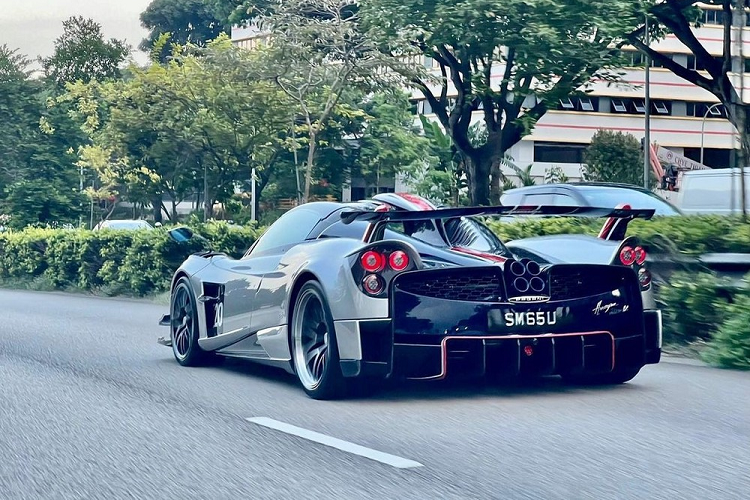 Tiếp theo, Larry Chen đã gặp gỡ Steven – một đại gia sở hữu nhiều mẫu siêu xe huyền thoại. Nổi bật trong số đó là chiếc Pagani Huayra Roadster hơn 10 triệu USD (khoảng 235 tỷ đồng). Không chỉ vậy, Steven còn sở hữu chiếc Nissan GT-R 50 được độ bởi Ital Design. Đây là chiếc GT-R 50 duy nhất tại châu Á có lớp sơn ngoại thất được lấy cảm hứng từ Người Sắt.