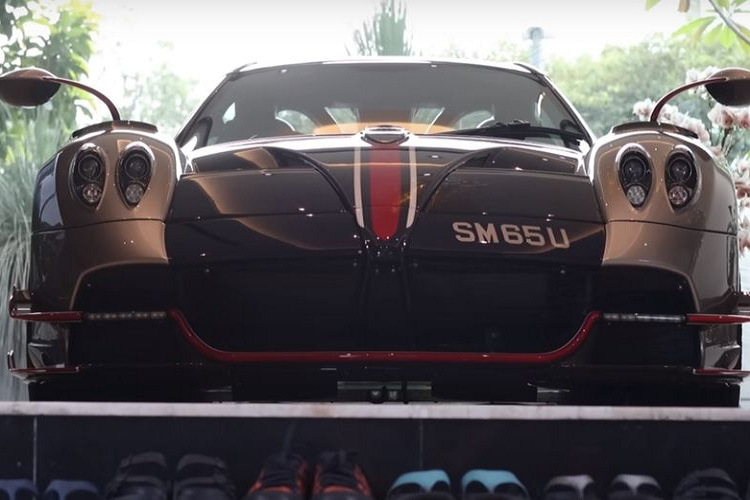 Có 6 yếu tố chính quyết định giá xe của một chiếc ôtô mới ở Singapore, bao gồm: giá niêm yết của xe, phí đăng ký bổ sung, thuế tiêu thụ đặc biệt, giấy chứng nhận quyền mua xe (COE - Certificate Of Entitlement), phụ phí phát thải xe cộ và lợi nhuận của các đại lý.