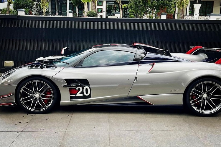 Cuối cùng, Chen tìm đến đại gia bí ẩn sở hữu rất nhiều siêu xe triệu đô. Bộ sưu tập này bao gồm Lamborghini Aventador SV, McLaren P1, Ferrari LaFerrari và Pagani Zonda Tricolore. Không chỉ vậy, vị đại gia này còn là chủ nhân của chiếc Pagani Zonda Cinque Coupe được sản xuất với số lượng chỉ 5 chiếc trên toàn cầu.