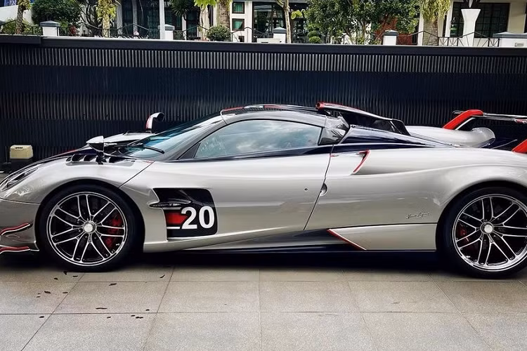 Cuối cùng, Chen tìm đến đại gia bí ẩn sở hữu rất nhiều siêu xe triệu đô. Bộ sưu tập này bao gồm Lamborghini Aventador SV, McLaren P1, Ferrari LaFerrari và Pagani Zonda Tricolore. Không chỉ vậy, vị đại gia này còn là chủ nhân của chiếc Pagani Zonda Cinque Coupe được sản xuất với số lượng chỉ 5 chiếc trên toàn cầu.