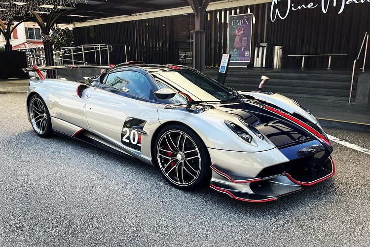 Theo chia sẻ của ông Ong, một chiếc Mitsubishi Evolutions hiện có giá khoảng 132.900 USD (khoảng 3,1 tỷ đồng). Nếu muốn gia hạn giấy phép COE cho toàn bộ bộ sưu tập của mình, ông Ong sẽ cần chi ra khoản tiền khổng lồ, lên tới hơn 1 triệu USD (hơn 23 tỷ đồng)