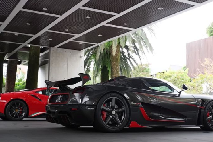 Thu nhập của người dân Singapore khoảng 60.000 USD (khoảng 1,4 tỷ đồng) một năm, theo số liệu của World Bank. GDP bình quân cao khiến quốc đảo nhỏ bé này trở thành địa điểm thu hút của các hãng xe lớn, từ phổ thông tới xe sang, siêu sang và siêu xe đến Singapore. Tuy nhiên, việc sở hữu một chiếc ôtô tại đây lại khá khó khăn, bởi mức thuế siêu cao cộng với các chính sách ngặt nghèo của chính phủ.