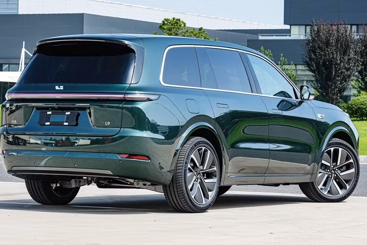 Ở ngoại hình, Li Auto L9 Pro có ngoại hình rất mượt mà với điểm nhấn là dải đèn LED chiếu sáng ban ngày hình vòng cung, ôm trọn hết phần đầu xe, dù là 1 chiếc xe sử dụng hệ truyền động plug-in hybrid, nhưng mẫu xe Li Auto L9 Pro vẫn có lưới tản nhiệt khép kín giống các mẫu xe điện. Dù là 1 chiếc xe sử dụng hệ truyền động plug-in hybrid, nhưng Li Auto L9 Pro vẫn có lưới tản nhiệt khép kín giống các mẫu xe điện.