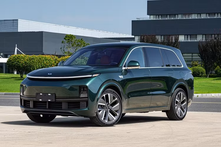 Đánh giá nhanh Li Auto L9 Pro, chúng tôi nhận thấy rằng bản Li Auto L9 Pro không có gì quá khá biệt nhiều so với bản Li Auto L9 Max ra mắt vào năm ngoái, điểm khác biệt chính nằm ở cấu hình, khi hãng xe Trung Quốc chủ yếu tập trung vào các tính năng hỗ trợ lái thông minh cho bản giá rẻ.