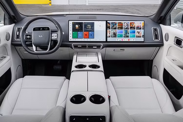 Mở cửa bước vào trong khoang lái, chúng tôi phải dùng 2 từ đẳng cấp để miêu tả về độ hào nhoáng, xa xỉ của nội thất xe Li Auto L9 Pro 2023. Đập vào mắt người dùng Li Auto L9 Pro 2023 đầu tiên là màn hình điều khiển trung tâm OLED 15,7 inch, kết hợp còn có màn hình giải trí cho hành khách siêu lớn, 2 màn hình này độc lập với nhau, cho trải nghiệm thích thú hơn nhiều, vì thế, ghế phụ giờ đây không còn đơn độc.