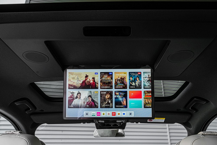 Như vậy, tổng công suất đạt 330kW và mô-men xoắn cực đại đạt 620 Nm, thời gian tăng tốc từ vị trí xuất phát lên 100km/h chỉ 5,3s. 