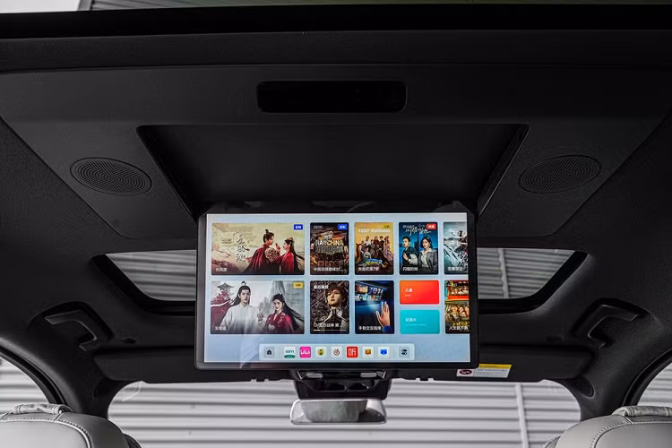 Như vậy, tổng công suất đạt 330kW và mô-men xoắn cực đại đạt 620 Nm, thời gian tăng tốc từ vị trí xuất phát lên 100km/h chỉ 5,3s. 