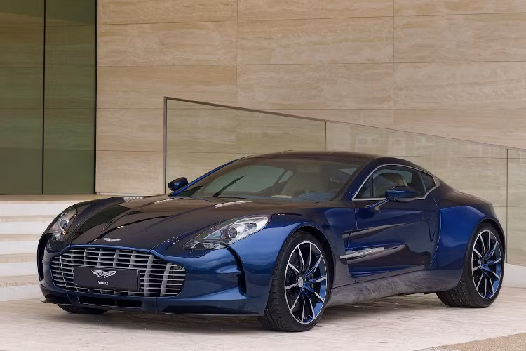 Trong số những điểm nổi bật đáng chú ý nhất của bộ sưu tập là 2 chiếc siêu xe Aston Martin One-77 nổi tiếng, mẫu siêu xe được coi là đỉnh cao trong "kỷ nguyên Gaydon" đương đại của Aston Martin. Chỉ với 77 chiếc duy nhất từng được sản xuất, giá mỗi chiếc có thể lên đến hàng triệu USD, trang bị động cơ V12 7.3L cho phép One-77 đạt tốc độ tối đa 354 km/h.