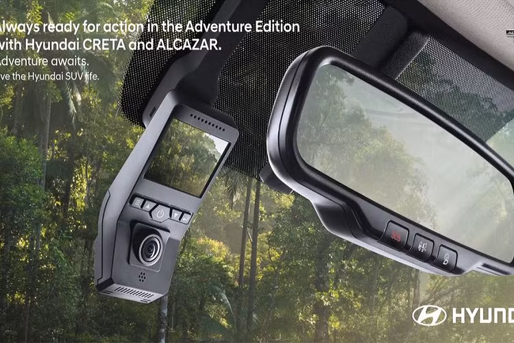 Bên trong Hyundai Creta Adventure 2023 là không gian nội thất với tông màu đen chủ đạo, kết hợp cùng những điểm nhấn màu xanh Sage Green như viền cửa gió điều hòa, ghế, đường viền chỉ hay phím chức năng. Bên cạnh đó là thảm sàn đặc biệt và bộ bàn đạp màu bạc mới. Đặc biệt, mẫu SUV cỡ B này còn được bổ sung camera hành trình mới. Đây là mẫu xe duy nhất trong phân khúc SUV cỡ B tại Ấn Độ được lắp trang bị này từ nhà máy. 