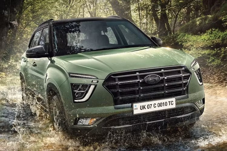 Theo đó, xe sở hữu những chi tiết ngoại thất màu đen như lưới tản nhiệt, logo của hãng Hyundai, ốp cản trước/sau/bên sườn, ốp gương chiếu hậu, vành hợp kim 17 inch, hốc đèn sương mù và cột C. Ngoài ra, xe còn có thêm logo "Adventure" trên chắn bùn trước. Thay đổi tiếp theo ở ngoại hình của Hyundai Creta Adventure 2023 là màu sơn ngoại thất xanh Ranger Khakhi mới. Đây là màu sơn đã lần đầu tiên được áp dụng cho mẫu SUV hạng A Hyundai Exter 2023. 
