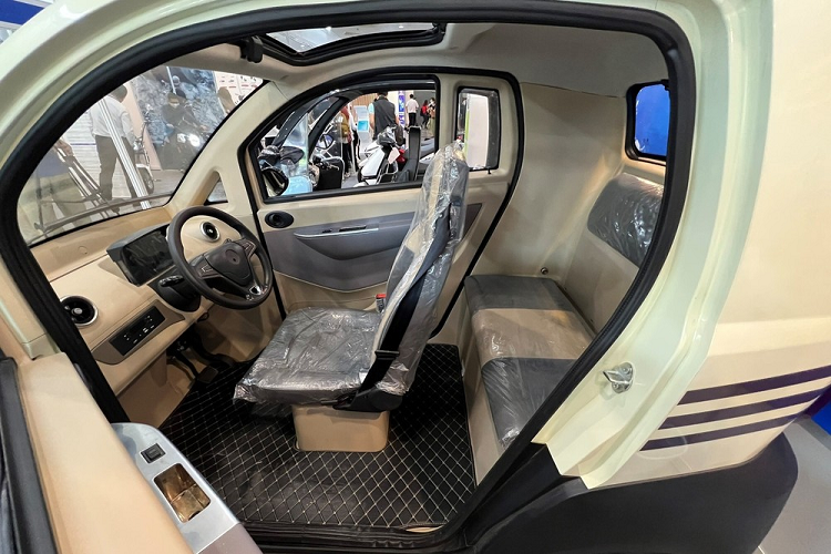 Ngoài ra, Zhidou A01 còn có ghế chỉnh cơ 4 hướng, vô lăng đặt chính giữa với màn hình nhỏ phía sau, 2 cửa gió trên táp-lô, điều hòa 2 chiều, cửa sổ trời đóng/mở chỉnh tay, chìa khóa thông minh, khởi động nút bấm, cổng USB và camera lùi. Tuy nhiên, mẫu xe giá rẻ này không có túi khí nên khách hàng cần cân nhắc điều này.