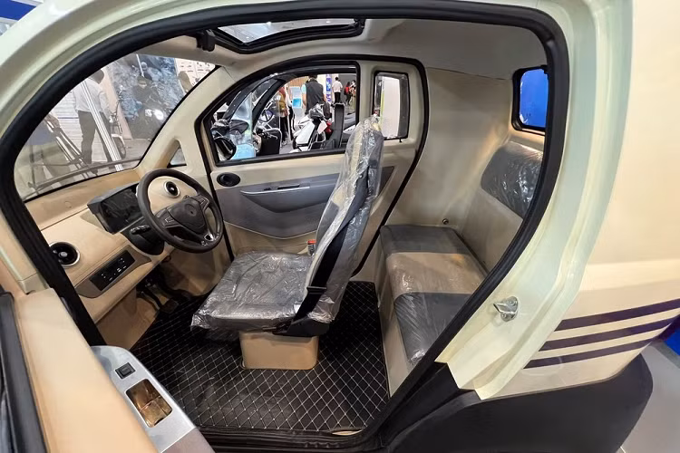 Ngoài ra, Zhidou A01 còn có ghế chỉnh cơ 4 hướng, vô lăng đặt chính giữa với màn hình nhỏ phía sau, 2 cửa gió trên táp-lô, điều hòa 2 chiều, cửa sổ trời đóng/mở chỉnh tay, chìa khóa thông minh, khởi động nút bấm, cổng USB và camera lùi. Tuy nhiên, mẫu xe giá rẻ này không có túi khí nên khách hàng cần cân nhắc điều này.