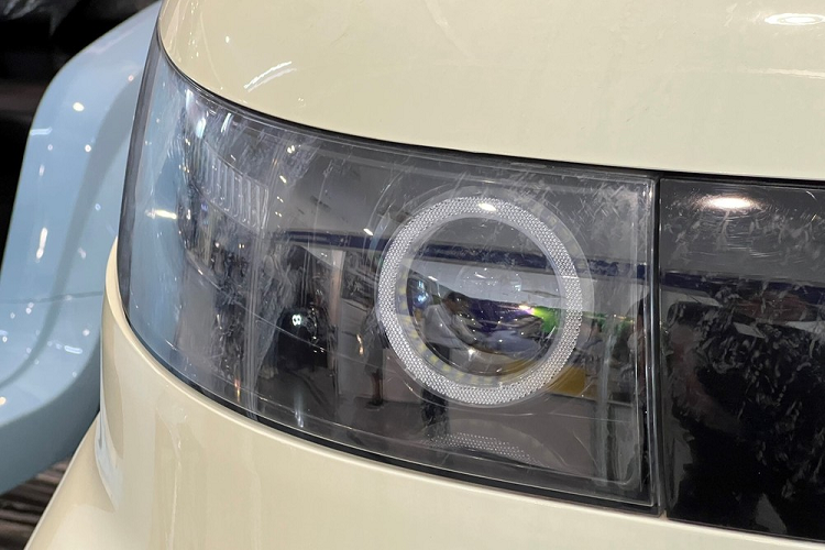 Như vậy, Zhidou A01 còn nhỏ hơn cả ôtô điện Wuling Hongguang Mini EV sắp bán ở Việt Nam. Tương tự nhiều mẫu ô tô điện khác, Zhidou A01 cũng có thiết kế đơn giản với dải màu đen vắt ngang đầu xe, nằm giữa 2 đèn pha LED hình tròn, và nẹp màu bạc trang trí bên dưới. Thêm vào đó là dải đèn LED định vị ban ngày bao quanh đèn pha, vành 12 inch với thiết kế đa chấu và đèn hậu nằm dọc.