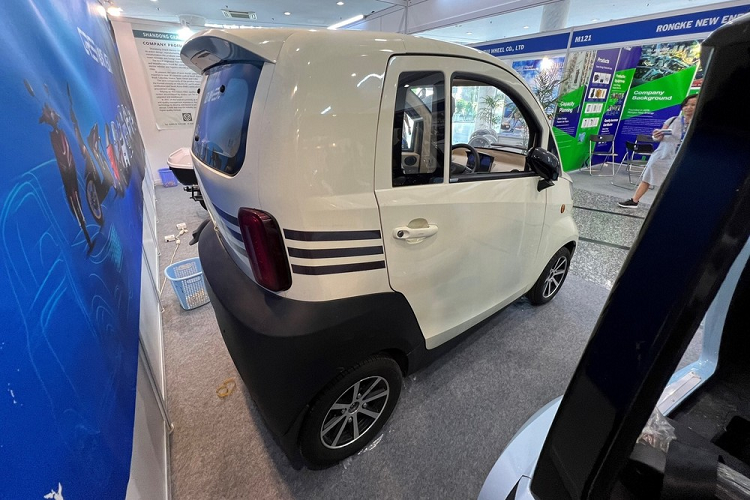 Khi có mặt trên thị trường Việt Nam, Zhidou A01 sẽ được thay đổi logo và tên thương hiệu cho phù hợp. Đồng thời, Zhidou cũng hé lộ sẽ triển khai mạng lưới sạc rộng khắp Việt Nam và cho phép các loại xe điện khác sạc chung. Nói thêm về Zhidou A01 2023 chạy điện, xe có kích thước rất nhỏ, bao gồm chiều dài 2.500 mm, chiều rộng 1.202 mm, chiều cao 1.625 mm và chiều dài cơ sở 1.030 mm.