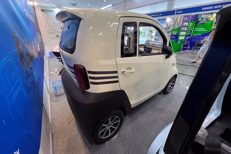 Khi có mặt trên thị trường Việt Nam, Zhidou A01 sẽ được thay đổi logo và tên thương hiệu cho phù hợp. Đồng thời, Zhidou cũng hé lộ sẽ triển khai mạng lưới sạc rộng khắp Việt Nam và cho phép các loại xe điện khác sạc chung. Nói thêm về Zhidou A01 2023 chạy điện, xe có kích thước rất nhỏ, bao gồm chiều dài 2.500 mm, chiều rộng 1.202 mm, chiều cao 1.625 mm và chiều dài cơ sở 1.030 mm.