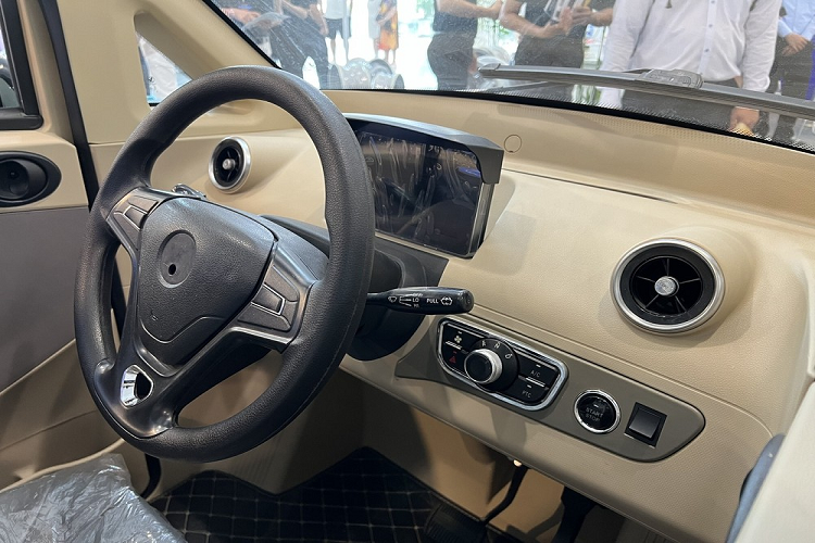 Nguồn cung cấp sức mạnh cho Zhidou A01 là mô-tơ điện có công suất tối đa chỉ 2,2 kW, thấp hơn cả xe máy 110 phân khối, cho phép xe đạt vận tốc tối đa từ 45 - 50 km/h.