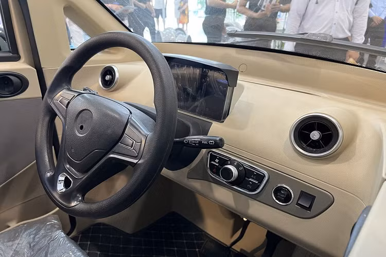 Nguồn cung cấp sức mạnh cho Zhidou A01 là mô-tơ điện có công suất tối đa chỉ 2,2 kW, thấp hơn cả xe máy 110 phân khối, cho phép xe đạt vận tốc tối đa từ 45 - 50 km/h.