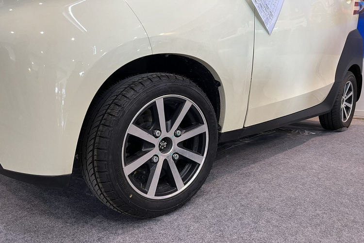 Bên trong Zhidou A01 là không gian nội thất 2 hàng ghế với 3 chỗ ngồi. Trong đó, hàng phía trước chỉ có duy nhất 1 ghế dành cho tài xế với dây đai an toàn 3 điểm. Hàng phía sau là ghế dài, đủ chỗ cho 2 người ngồi và đi kèm dây đai an toàn 2 điểm. Với kích thước nhỏ nên mẫu xe điện Trung Quốc này không có cốp chở đồ.