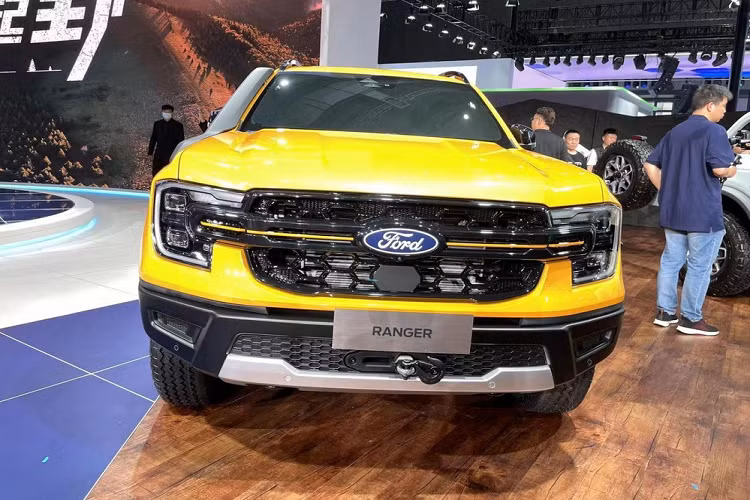Đồng thời, đèn hậu của xe mới áp dụng thiết kế "hình số 8" và hơi nhô ra ngoài, phù hợp với ngôn ngữ thiết kế hiện tại của Ford. Tuy nhiên, chi tiết ống thở có sẵn và bộ mâm độ rất kỳ công của Ford Ranger sản xuất dành riêng cho thị trường Trung Quốc, có thể sớm được các dân chơi xe bán tải độ tại Việt Nam để mắt đến. 