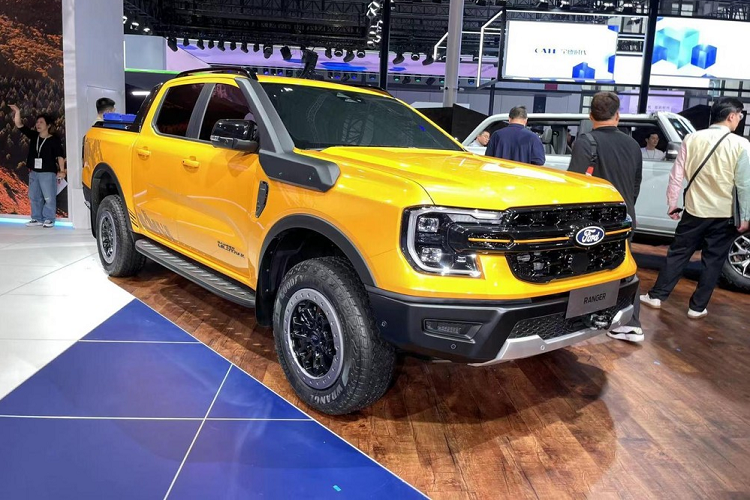 Tiếp theo đó, Ford Ranger 2023 mới ra mắt tại Trung Quốc có phần cản va trước to hơn, kéo dài ra hết đầu xe, điều này giúp cho mặt tiền xe sáng sủa và hầm hố hơn. Ngoài ra, xe còn được trang bị sẵn móc khóa chuyên dụng dành cho off-road. Nhìn từ bên hông và phía sau, xe mới vẫn là kiểu dáng xe bán tải tiêu chuẩn, với khoang lái hai hàng ghế và khoang chở hàng phía sau, phía trên thân xe có giá để hành lý dày dặn.