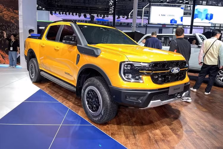 Tiếp theo đó, Ford Ranger 2023 mới ra mắt tại Trung Quốc có phần cản va trước to hơn, kéo dài ra hết đầu xe, điều này giúp cho mặt tiền xe sáng sủa và hầm hố hơn. Ngoài ra, xe còn được trang bị sẵn móc khóa chuyên dụng dành cho off-road. Nhìn từ bên hông và phía sau, xe mới vẫn là kiểu dáng xe bán tải tiêu chuẩn, với khoang lái hai hàng ghế và khoang chở hàng phía sau, phía trên thân xe có giá để hành lý dày dặn.