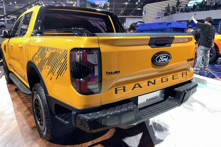 Ở phần nội thất, Ford Ranger 2023 mới ra mắt tại Trung Quốc vẫn sẽ được trang bị bảng đồng hồ LCD kích thước 12 inch và tùy chọn màn hình cảm ứng đa phương tiện trung tâm 10,1 inch hoặc 12 inch, đồng thời được trang bị hệ thống thông tin giải trí SYNC 4 mới nhất, kết nối không dây Android Auto và Apple CarPlay.