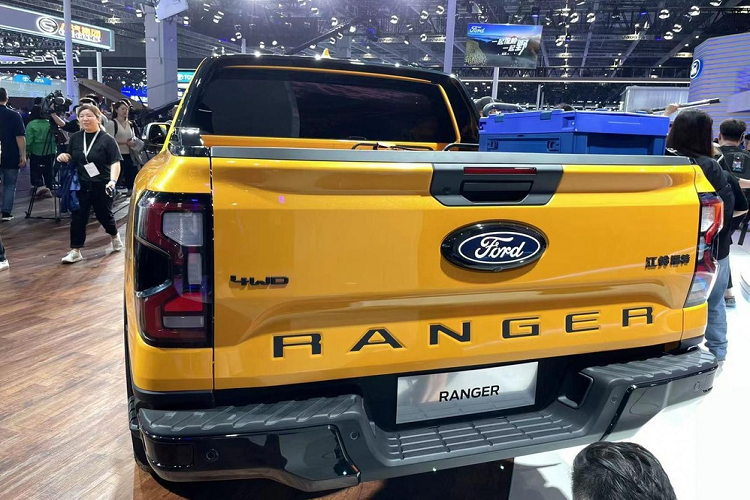 Các biến thể này sẽ được cung cấp hộp số sàn 6 cấp và hộp số tự động 6 cấp hoặc hộp số tự động 10 cấp. Hơn nữa, mẫu xe này cũng sẽ sớm ra mắt phiên bản hiệu suất cao được trang bị động cơ xăng tăng áp 2.7 lít và quan trọng là, Ford Ranger 2023 thuần điện cũng được tiết lộ sẽ sớm ra mắt trong tương lai tại Trung Quốc.