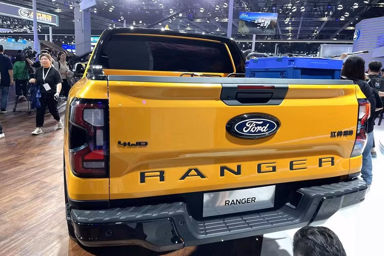 Các biến thể này sẽ được cung cấp hộp số sàn 6 cấp và hộp số tự động 6 cấp hoặc hộp số tự động 10 cấp. Hơn nữa, mẫu xe này cũng sẽ sớm ra mắt phiên bản hiệu suất cao được trang bị động cơ xăng tăng áp 2.7 lít và quan trọng là, Ford Ranger 2023 thuần điện cũng được tiết lộ sẽ sớm ra mắt trong tương lai tại Trung Quốc.