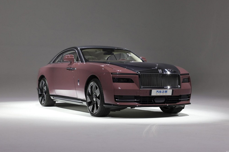 Không chỉ 1 mà có đến 2 chiếc Rolls-Royce Spectre được trưng bày, 1 xe mang đúng màu chiếc được chụp ảnh để làm truyền thông, xe còn lại sở hữu màu đỏ bầm và được mang cho giới truyền thông trải nghiệm, từ ngoài vào trong. 