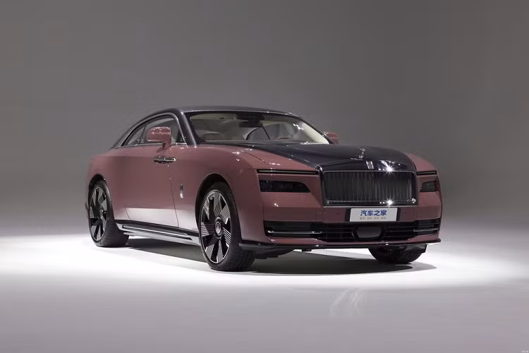 Không chỉ 1 mà có đến 2 chiếc Rolls-Royce Spectre được trưng bày, 1 xe mang đúng màu chiếc được chụp ảnh để làm truyền thông, xe còn lại sở hữu màu đỏ bầm và được mang cho giới truyền thông trải nghiệm, từ ngoài vào trong. 