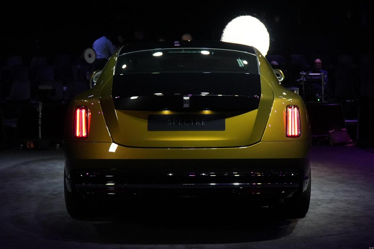 Chính vì điều này mà 2 chiếc coupe siêu sang Rolls-Royce Spectre được mang đến triển lãm ô tô Thượng Hải 2023 để giới thiệu với các đại gia Trung Quốc, 1 trong những thị trường quan trọng và béo bở nhất của hãng xe Anh quốc, đã thu hút sự quan tâm của giới truyền thông nước này cũng như thế giới.