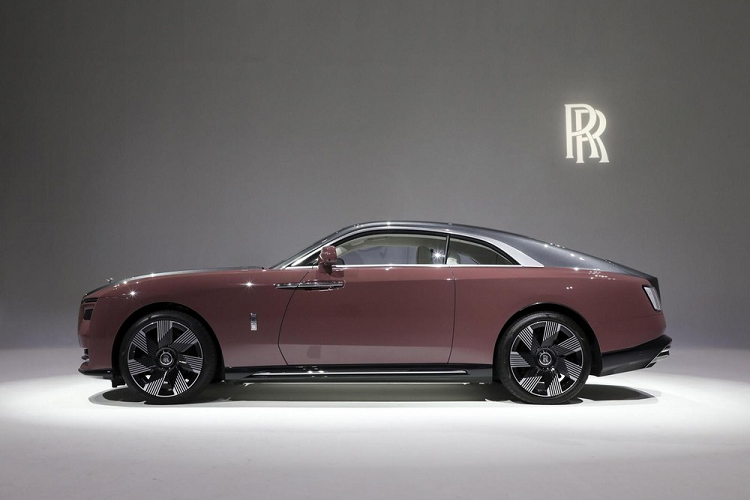 Các đại gia Trung Quốc giờ đây đã có thể đặt hàng Rolls-Royce Spectre EV 2024 mới với giá khởi điểm 5,75 triệu nhân dân tệ (tương đương 19,6 tỷ đồng). Thời gian giao hàng là cuối năm nay.