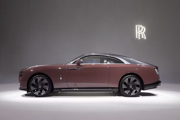 Các đại gia Trung Quốc giờ đây đã có thể đặt hàng Rolls-Royce Spectre EV 2024 mới với giá khởi điểm 5,75 triệu nhân dân tệ (tương đương 19,6 tỷ đồng). Thời gian giao hàng là cuối năm nay.
