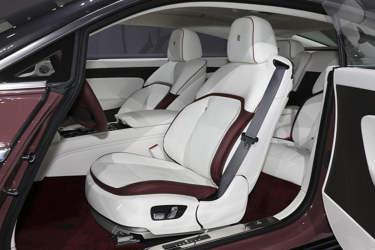 Chiếc xe điện Spectre được xây dựng trên cùng một nền tảng Architecture of Luxury mô-đun như Cullinan và Ghost cho đến Phantom và Boat Tail, nhưng Rolls-Royce đã thiết kế lại để sẵn sàng cho các hệ thống truyền động hoàn toàn bằng điện ngay từ đầu. 