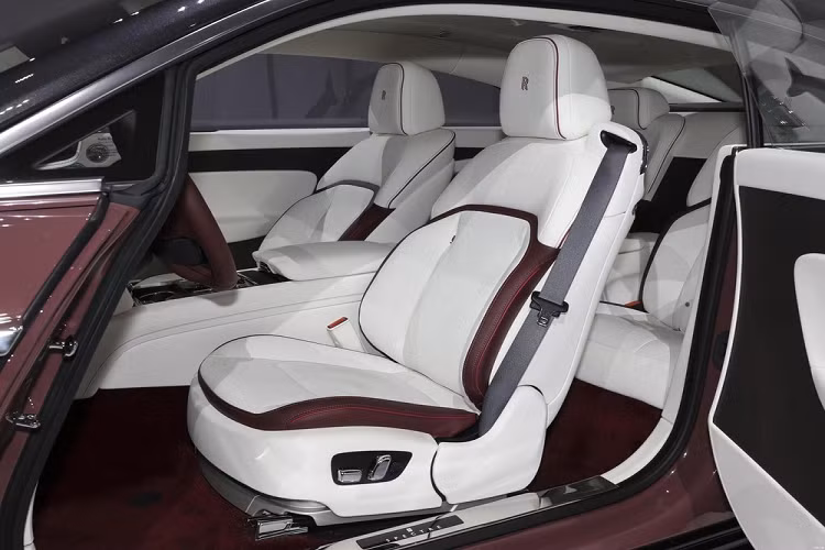 Chiếc xe điện Spectre được xây dựng trên cùng một nền tảng Architecture of Luxury mô-đun như Cullinan và Ghost cho đến Phantom và Boat Tail, nhưng Rolls-Royce đã thiết kế lại để sẵn sàng cho các hệ thống truyền động hoàn toàn bằng điện ngay từ đầu. 