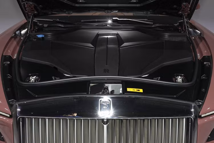 Pin được tích hợp vào chính cấu trúc, giúp Spectre cứng hơn 30% so với bất kỳ chiếc Rolls-Royce nào trước đó và sàn xe nằm giữa ngưỡng cửa thay vì bên dưới hoặc bên trên. Có một kênh giữa pin và sàn để đi dây và đường ống kiểm soát khí hậu, cho phép vị trí ngồi thấp hơn và sàn nhà êm ái.