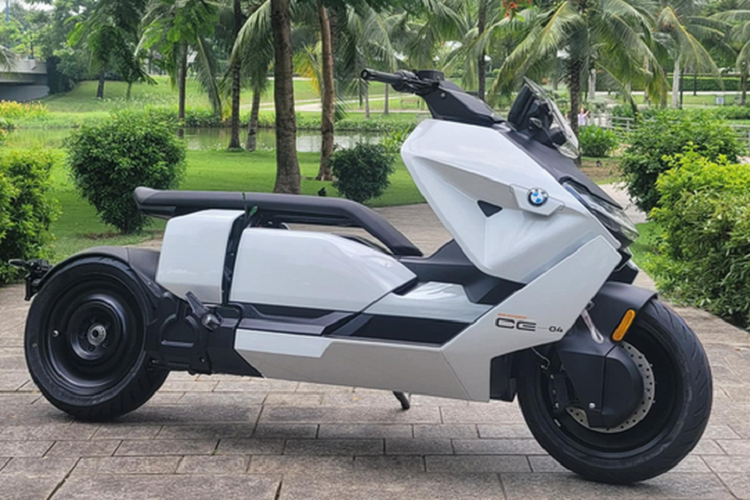 Mới đây, các đại lý BMW Motorrad Việt Nam đã đồng loạt công bố mở bán mẫu mô tô thuần điện BMW CE04 2023 mới. Được biết, xe đã được nhập khẩu về Việt Nam từ 2 tháng trước.
