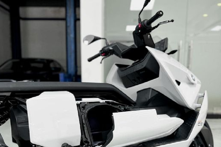 Đồng hồ lái của BMW CE04 là dạng TFT 10.25 inch với đồ họa hiển thị bắt mắt và hiện đại. Ngoài việc cung cấp thông tin về dung lượng pin và tốc độ, màn hình này còn có chức năng đo quãng đường di chuyển, theo dõi áp suất lốp và chế độ lái (Eco - tiết kiệm, Rain – trời mưa và Road - đường phố).