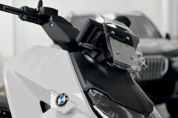 Ra mắt vào năm 2021, mẫu xe môtô điện BMW CE04 thuộc dải sản phẩm môtô điện của BMW Motorrad. Xe sở hữu kích thước dài x rộng x cao: 2.285 x 855 x 1.150 mm; chiều cao yên xe 780mm và khối lượng đạt 231kg.