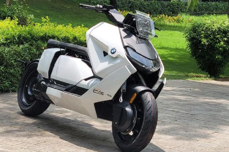 BMW CE04 có thiết kế hiện đại, khác biệt hoàn toàn so với xe tay ga hay một số mẫu xe điện hiện nay. Phần đầu xe vuông vức tích hợp hệ thống đèn pha LED cao cấp với tùy chọn đèn Adaptive Headlight Pro liếc theo góc đánh lái. Toàn bộ đèn xi nhan cũng sử dụng công nghệ LED.